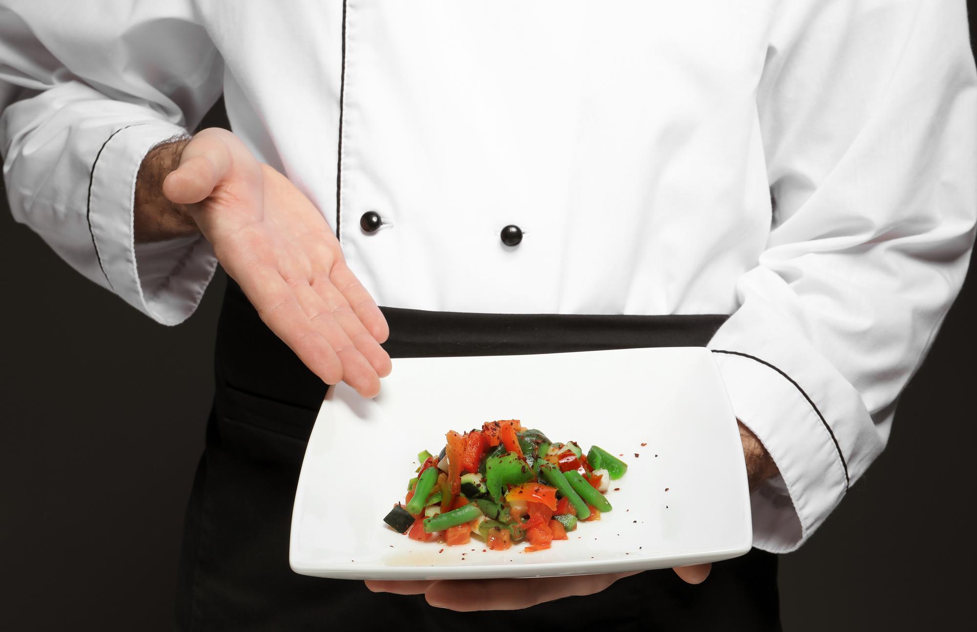 Chef che mostra un piatto raffinato